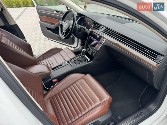 Белый Фольксваген Пассат, объемом двигателя 1.97 л и пробегом 185 тыс. км за 19500 $, фото 4 на Automoto.ua