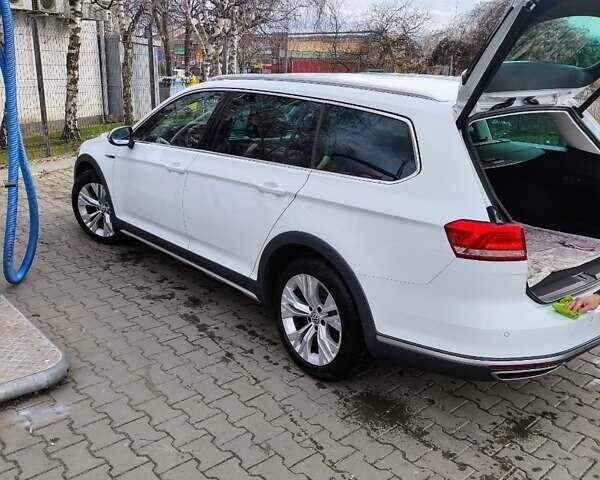 Белый Фольксваген Пассат, объемом двигателя 1.97 л и пробегом 193 тыс. км за 22999 $, фото 1 на Automoto.ua