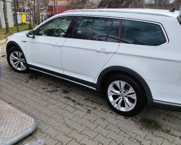 Белый Фольксваген Пассат, объемом двигателя 1.97 л и пробегом 193 тыс. км за 22999 $, фото 2 на Automoto.ua