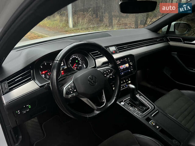 Белый Фольксваген Пассат, объемом двигателя 2 л и пробегом 205 тыс. км за 21955 $, фото 28 на Automoto.ua