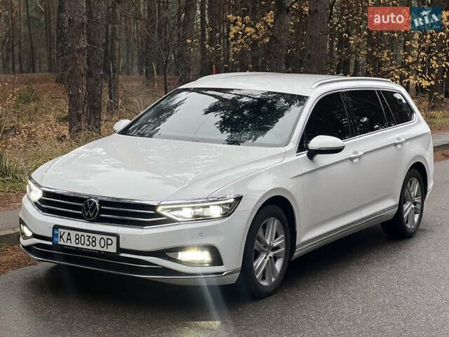 Белый Фольксваген Пассат, объемом двигателя 2 л и пробегом 205 тыс. км за 21955 $, фото 1 на Automoto.ua