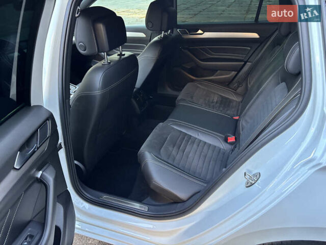 Фольксваген Пассат 2020 в Киеве на Automoto.ua Белый Фольксваген Пассат, объемом двигателя 1.97 л и пробегом 205 тыс. км за 18500 $, фото 15 на Automoto.ua