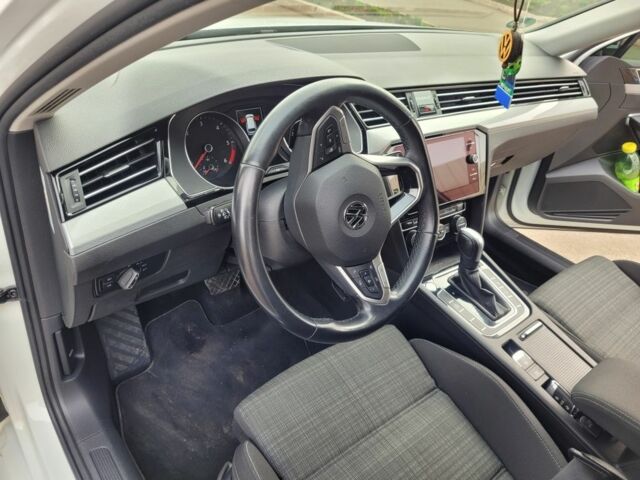 Білий Фольксваген Пассат, об'ємом двигуна 2 л та пробігом 260 тис. км за 18990 $, фото 17 на Automoto.ua