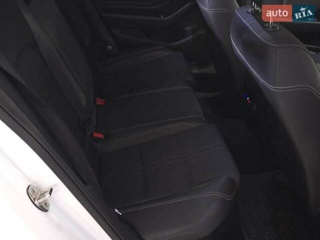 Белый Фольксваген Пассат, объемом двигателя 1.97 л и пробегом 226 тыс. км за 22999 $, фото 11 на Automoto.ua