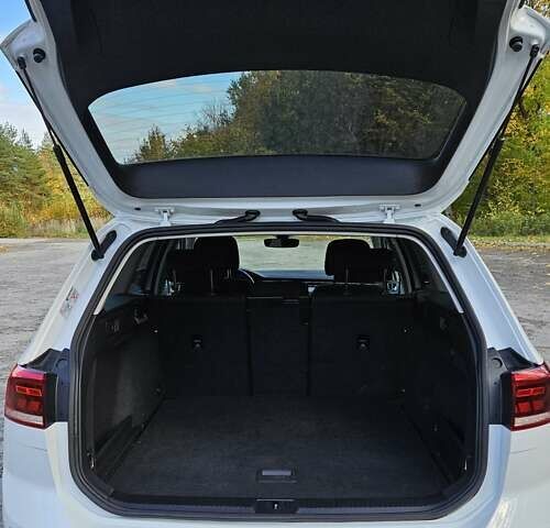 Білий Фольксваген Пассат, об'ємом двигуна 2 л та пробігом 214 тис. км за 18800 $, фото 24 на Automoto.ua