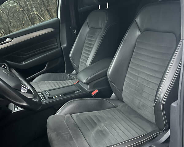 Белый Фольксваген Пассат, объемом двигателя 2 л и пробегом 205 тыс. км за 21955 $, фото 26 на Automoto.ua