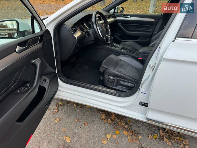 Фольксваген Пассат 2020 в Киеве на Automoto.ua Белый Фольксваген Пассат, объемом двигателя 1.97 л и пробегом 205 тыс. км за 18500 $, фото 9 на Automoto.ua