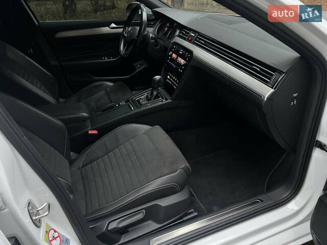 Белый Фольксваген Пассат, объемом двигателя 2 л и пробегом 205 тыс. км за 21955 $, фото 25 на Automoto.ua