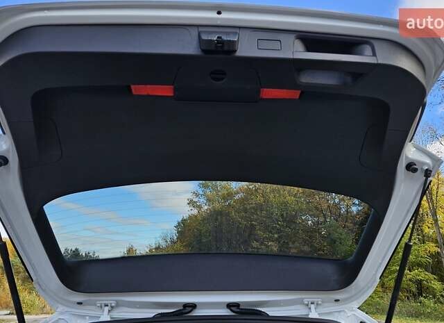 Білий Фольксваген Пассат, об'ємом двигуна 2 л та пробігом 214 тис. км за 18800 $, фото 25 на Automoto.ua