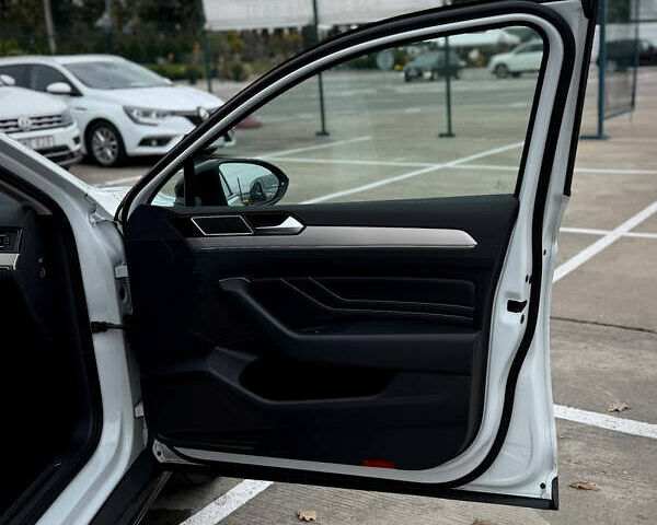Фольксваген Пассат 2021 у Києві на Automoto.ua Білий Фольксваген Пассат, об'ємом двигуна 2 л та пробігом 107 тис. км за 32450 $, фото 21 на Automoto.ua