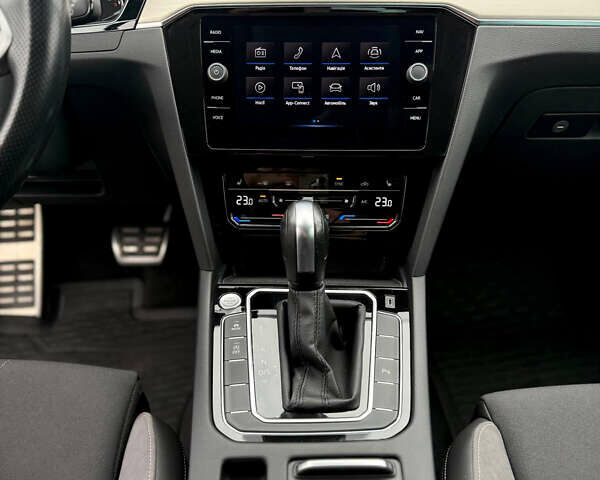 Фольксваген Пассат 2021 у Києві на Automoto.ua Білий Фольксваген Пассат, об'ємом двигуна 2 л та пробігом 107 тис. км за 32450 $, фото 28 на Automoto.ua