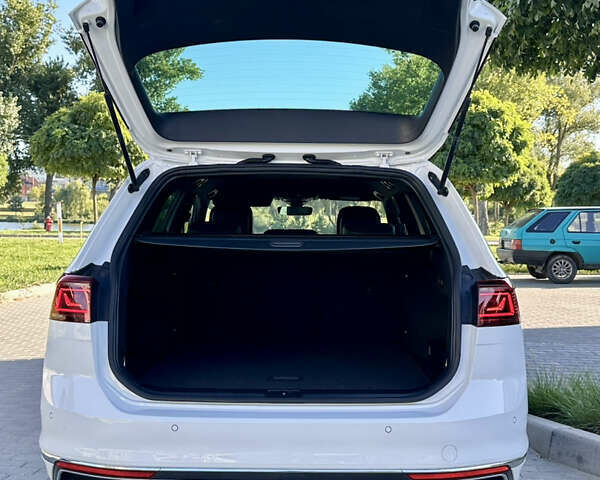 Фольксваген Пассат 2021 в Умани на Automoto.ua Белый Фольксваген Пассат, объемом двигателя 2 л и пробегом 155 тыс. км за 25000 $, фото 52 на Automoto.ua