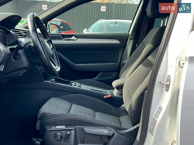 Фольксваген Пассат 2021 в Луцке на Automoto.ua Белый Фольксваген Пассат, объемом двигателя 1.97 л и пробегом 225 тыс. км за 25122 $, фото 13 на Automoto.ua