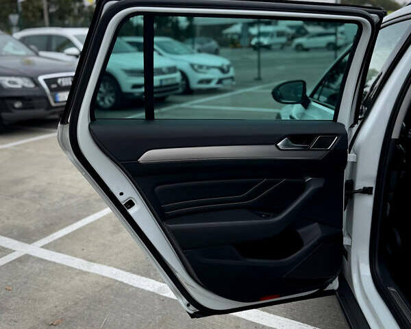 Фольксваген Пассат 2021 у Києві на Automoto.ua Білий Фольксваген Пассат, об'ємом двигуна 2 л та пробігом 107 тис. км за 32450 $, фото 43 на Automoto.ua