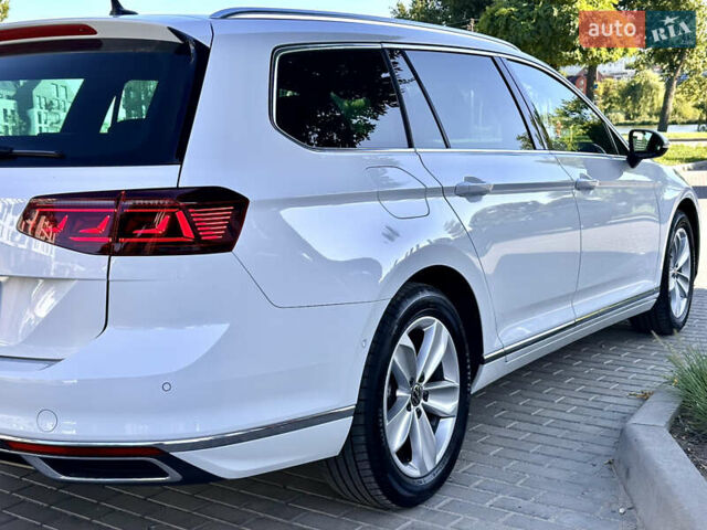 Фольксваген Пассат 2021 в Умани на Automoto.ua Белый Фольксваген Пассат, объемом двигателя 2 л и пробегом 155 тыс. км за 25000 $, фото 25 на Automoto.ua