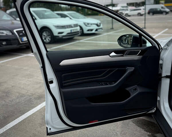 Фольксваген Пассат 2021 у Києві на Automoto.ua Білий Фольксваген Пассат, об'ємом двигуна 2 л та пробігом 107 тис. км за 32450 $, фото 18 на Automoto.ua
