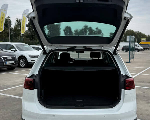 Фольксваген Пассат 2021 у Києві на Automoto.ua Білий Фольксваген Пассат, об'ємом двигуна 2 л та пробігом 107 тис. км за 32450 $, фото 49 на Automoto.ua