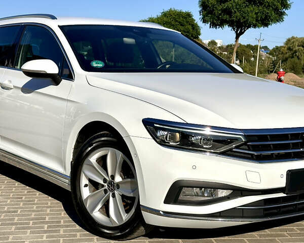 Фольксваген Пассат 2021 в Умани на Automoto.ua Белый Фольксваген Пассат, объемом двигателя 2 л и пробегом 155 тыс. км за 25000 $, фото 4 на Automoto.ua