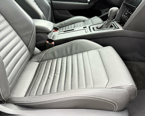 Белый Фольксваген Пассат, объемом двигателя 2 л и пробегом 205 тыс. км за 27500 $, фото 118 на Automoto.ua