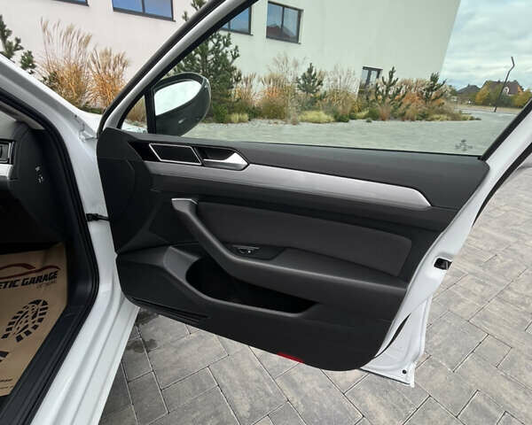 Белый Фольксваген Пассат, объемом двигателя 1.97 л и пробегом 168 тыс. км за 27349 $, фото 63 на Automoto.ua