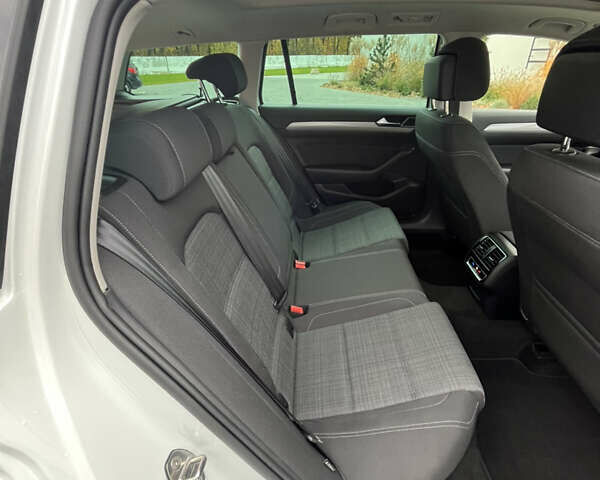 Белый Фольксваген Пассат, объемом двигателя 1.97 л и пробегом 168 тыс. км за 27349 $, фото 60 на Automoto.ua