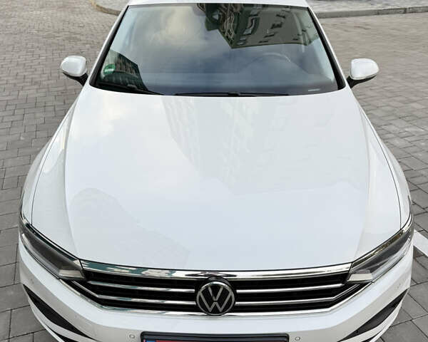 Белый Фольксваген Пассат, объемом двигателя 2 л и пробегом 205 тыс. км за 27500 $, фото 3 на Automoto.ua