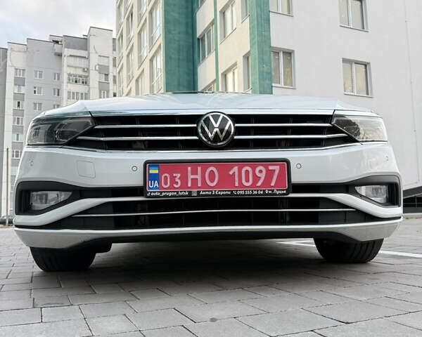 Белый Фольксваген Пассат, объемом двигателя 2 л и пробегом 205 тыс. км за 27500 $, фото 2 на Automoto.ua