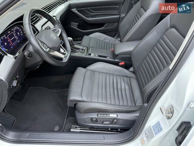 Білий Фольксваген Пассат, об'ємом двигуна 2 л та пробігом 156 тис. км за 26999 $, фото 14 на Automoto.ua