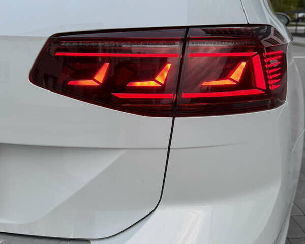 Белый Фольксваген Пассат, объемом двигателя 2 л и пробегом 205 тыс. км за 27500 $, фото 172 на Automoto.ua