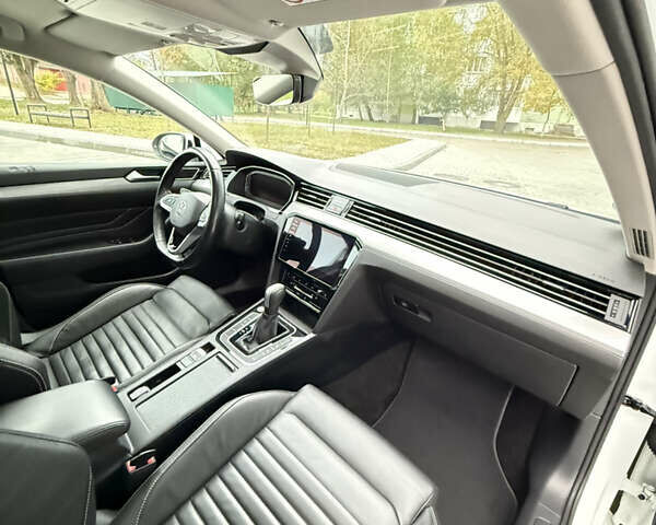 Белый Фольксваген Пассат, объемом двигателя 2 л и пробегом 205 тыс. км за 27500 $, фото 123 на Automoto.ua