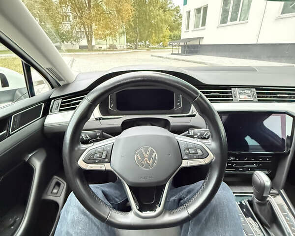 Белый Фольксваген Пассат, объемом двигателя 2 л и пробегом 205 тыс. км за 27500 $, фото 82 на Automoto.ua