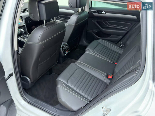 Білий Фольксваген Пассат, об'ємом двигуна 2 л та пробігом 156 тис. км за 26999 $, фото 32 на Automoto.ua