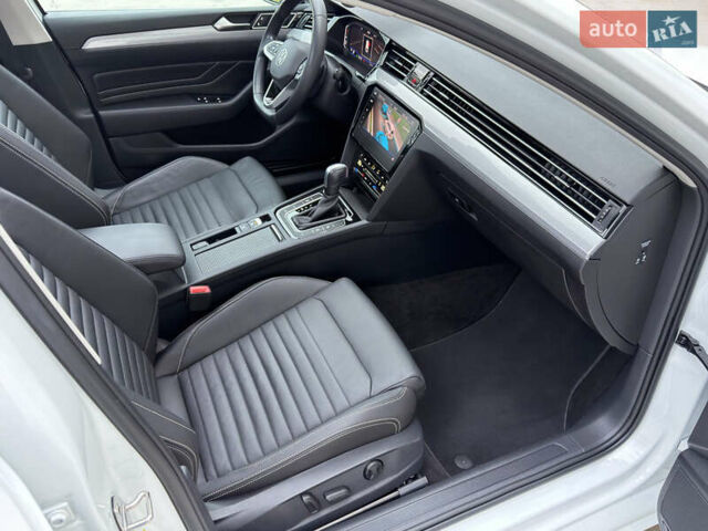 Білий Фольксваген Пассат, об'ємом двигуна 2 л та пробігом 156 тис. км за 26999 $, фото 40 на Automoto.ua