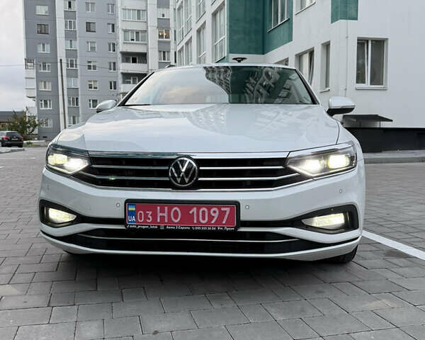 Белый Фольксваген Пассат, объемом двигателя 2 л и пробегом 205 тыс. км за 27500 $, фото 166 на Automoto.ua