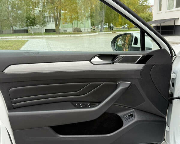 Белый Фольксваген Пассат, объемом двигателя 2 л и пробегом 205 тыс. км за 27500 $, фото 72 на Automoto.ua