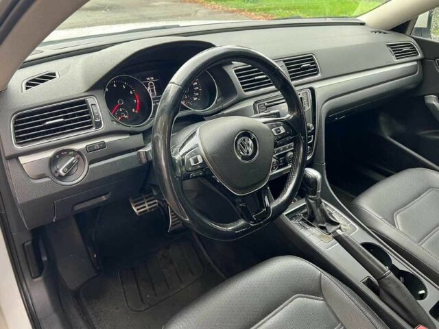 Фольксваген Пассат 2017 в Киеве на Automoto.ua Белый Фольксваген Пассат, объемом двигателя 0 л и пробегом 98 тыс. км за 9700 $, фото 9 на Automoto.ua