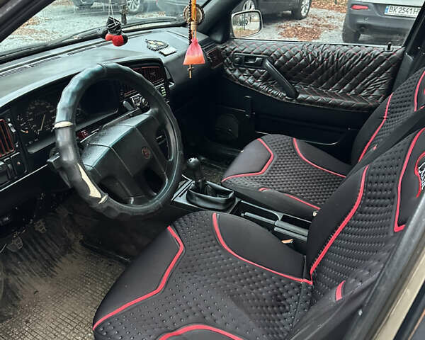 Бежевый Фольксваген Пассат, объемом двигателя 1.8 л и пробегом 300 тыс. км за 1350 $, фото 4 на Automoto.ua