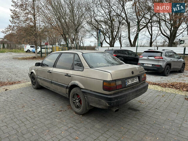 Бежевый Фольксваген Пассат, объемом двигателя 1.8 л и пробегом 300 тыс. км за 1350 $, фото 3 на Automoto.ua