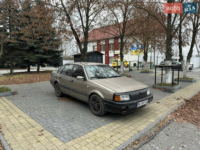 Бежевый Фольксваген Пассат, объемом двигателя 1.8 л и пробегом 300 тыс. км за 1350 $, фото 1 на Automoto.ua