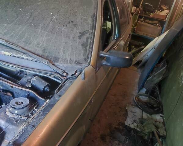 Бежевый Фольксваген Пассат, объемом двигателя 1.6 л и пробегом 300 тыс. км за 1000 $, фото 1 на Automoto.ua