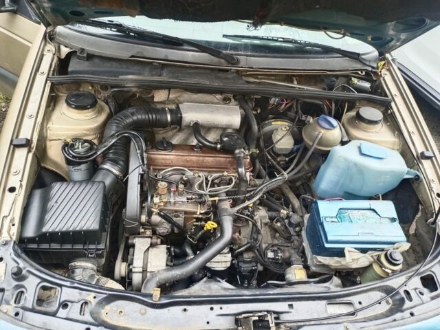 Бежевый Фольксваген Пассат, объемом двигателя 2 л и пробегом 426 тыс. км за 2200 $, фото 1 на Automoto.ua