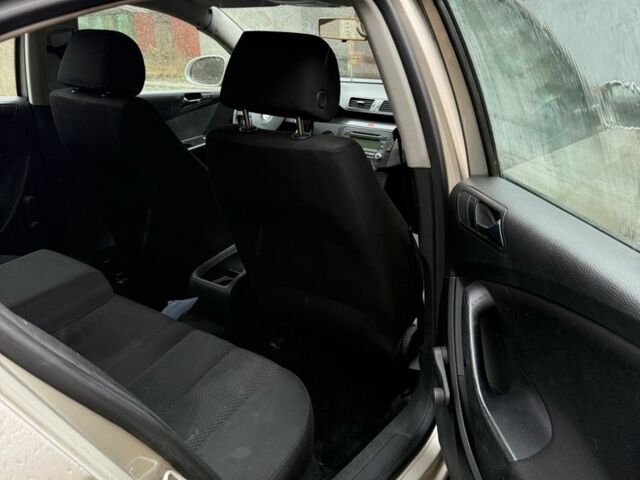 Бежевый Фольксваген Пассат, объемом двигателя 2 л и пробегом 300 тыс. км за 2199 $, фото 7 на Automoto.ua