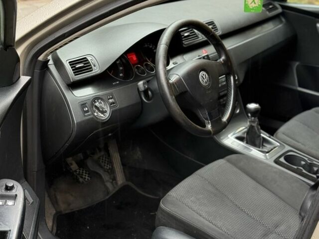 Бежевый Фольксваген Пассат, объемом двигателя 2 л и пробегом 300 тыс. км за 2199 $, фото 6 на Automoto.ua