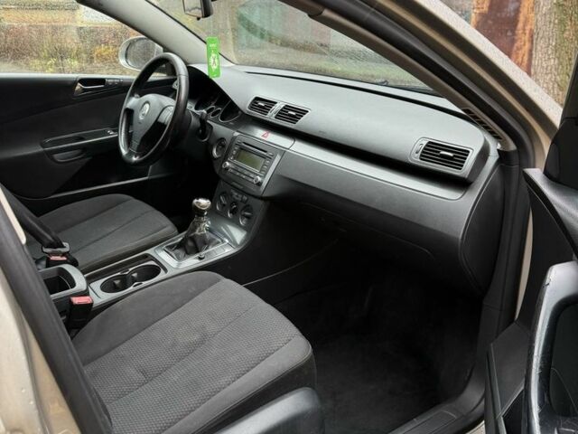 Бежевый Фольксваген Пассат, объемом двигателя 2 л и пробегом 300 тыс. км за 2199 $, фото 8 на Automoto.ua