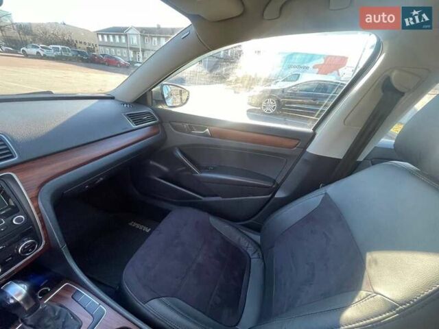 Бежевый Фольксваген Пассат, объемом двигателя 2.5 л и пробегом 208 тыс. км за 8600 $, фото 5 на Automoto.ua