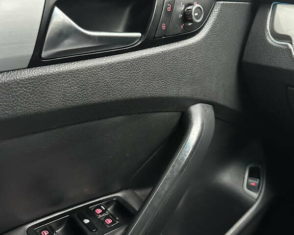 Бежевый Фольксваген Пассат, объемом двигателя 1.8 л и пробегом 256 тыс. км за 7600 $, фото 12 на Automoto.ua