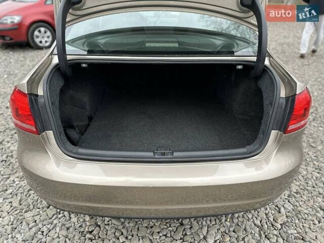 Бежевый Фольксваген Пассат, объемом двигателя 1.8 л и пробегом 220 тыс. км за 9950 $, фото 11 на Automoto.ua