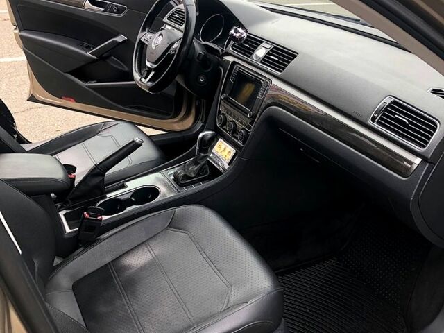 Бежевый Фольксваген Пассат, объемом двигателя 1.8 л и пробегом 200 тыс. км за 12000 $, фото 11 на Automoto.ua