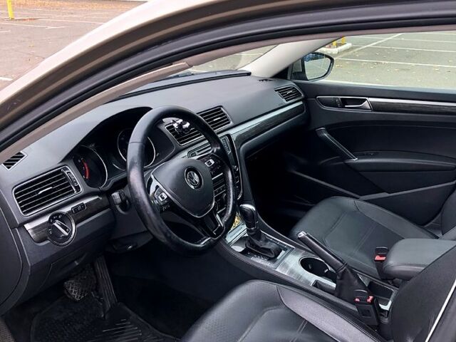 Бежевый Фольксваген Пассат, объемом двигателя 1.8 л и пробегом 200 тыс. км за 12000 $, фото 10 на Automoto.ua