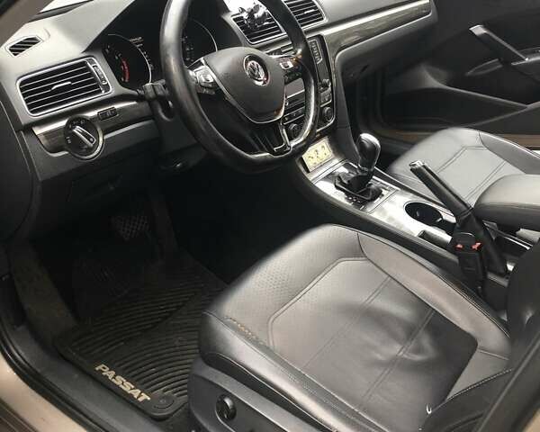 Бежевый Фольксваген Пассат, объемом двигателя 1.8 л и пробегом 198 тыс. км за 12000 $, фото 12 на Automoto.ua